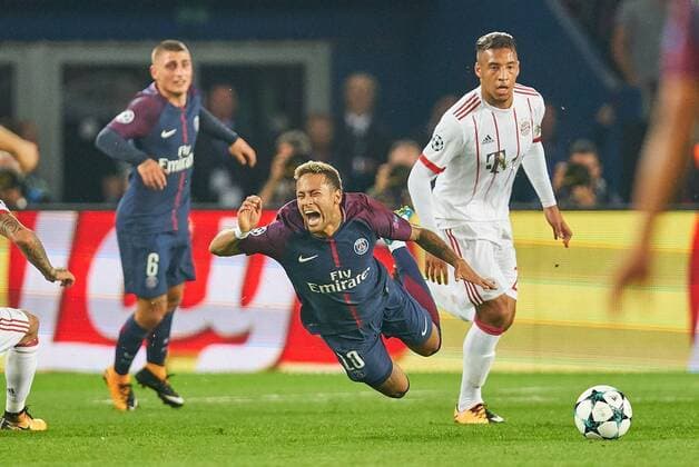NEYMAR, PSG 10 fliegt nach Foul von Arturo VIDAL, FCB 23 Foul, unsportlich, Regelverstoss, gefoult, schweres, Vergehen, unfair, PSG PARIS SAINT GERMAIN - FC BAYERN MUENCHEN 3-0 Gruppenphase Hinspiel, Fussball UEFA Champions League, Paris, 27.09.2017 CL Saison 2017 2018, FCB,