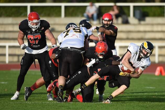 American Football, Herren, Saison 2017, GFL 2, Relegationsrückspiel zum Aufstieg in die GFL , Potsdam Royals - Berlin Adler, DL Michael Reynolds (Nr. 55, Potsdam Royals), RB Kevin Baumgart (Nr. 81, Berlin Adler), 30.09.17, Copyright: xMichaelxHundtx xMatthiasxKochx