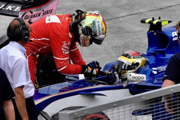 Pascal Wehrlein nimmt Sebastian Vettel auf dem Formel1 Auto als Taxi mit, Sebastian Vettel (GER 5), Scuderia Ferrari, Pascal Wehrlein (GER 94), Sauber F1 Team Ferrari, Grosser Preis von Malaysia 2017, Rennen, Motorsport, Formel 1, 01.10.2017, Kuala Lumpur Copyright: xAndre Eibner-Pressefotox EP_JAE