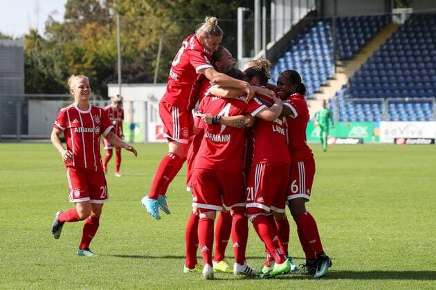 Spielerinnen vom FC Bayern München jubeln über das Tor zum 0:1, Jubel, Torjubel, Torerfolg, celebrate the goal, goal, celebration, Jubel ueber das Tor, optimistisch, Action, Aktion, Fussball, Allianz Frauen-Bundesliga, TSG 1899 Hoffenheim - FC Bayern München, xozx