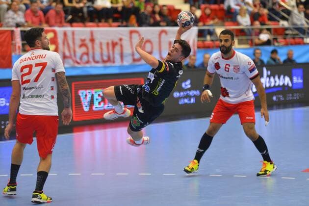 Handball, CL, Dinamo Bukarest - Reale Ademar Dinamo Bucharest - Abanca Ademar Leon, during 2017 2018 EHF Men s Champions League Group Phase, 15 October 2017, Dinamo Hall, Bucuresti, Romania Jaime Fernandez Fernandez, Abanca Ademar Leon s player and Dinamo Bucharest s Sajad Esteki during the game Dinamo Bucharest - Abanca Ademar Leon, for the 2017 2018 EHF Men s Champions League Group Phase, 15 October 2017, Dinamo Hall, Bucuresti, Romania Copyright: xAlexxNicodimx