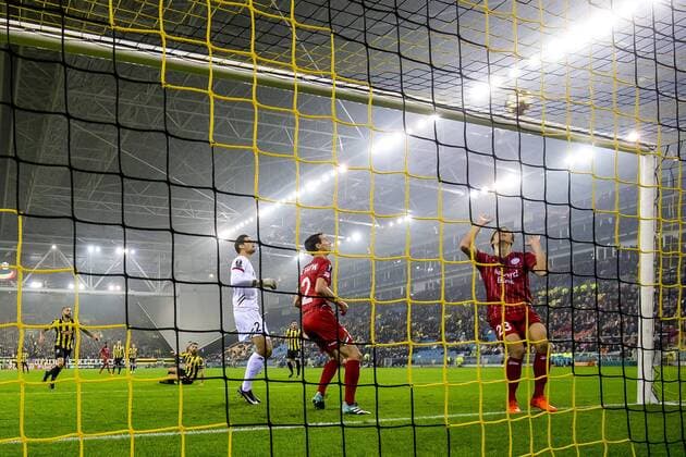 Bilder des Tages - SPORT ARNHEM, Vitesse - SV Zulte Waregem, 2-11-2017, voetbal, seizoen 2017-2018, Europa League, stadion de Gelredome, Vitesse speler Luc Castaignos (L), Vitesse speler Guram Kashia (2L), Waregem keeper Louis Bostyn (M), Waregem speler Davy De Fauw (2R) en Waregem speler Julien De Sart (R) zien een inzet van Vitesse op de lat eindigen Vitesse - Waregem x1793250x