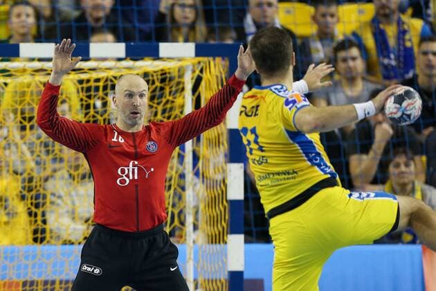 November 26, 2017 - Kielce, Poland - 26.11.2017, Kielce, pidflka reczna, liga mistrzow, PGE Vive Kielce - Paris Saint-Germain, Thierry Omeyer (PSG), Mateusz Kus (Vive), during EHF Handball Champions League Group B match between KS Vive Tauron Kielce and Paris Saint-Germain Handball at Kielce, Poland, on 26 November 2017. ..Paris Saint-Germain Handball won 30-29. Vive Kielce v Paris Saint-Germain - EHF Champions League match - ZUMAn230 20171126_zaa_n230_710 Copyright: xFotoxOlimpikx