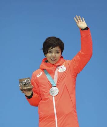 PyeongChang 2018 - Eisschnelllauf, Damen, 1000m, Siegerehrung (180215) -- PYEONGCHANG, Feb. 15, 2018 -- Silver medalists Kodaira Nao of Japan poses for photos during medal ceremony of women s 1,000m Speed skating Eisschnelllauf event at PyeongChang 2018 Winter Olympic Games Olympische Spiele Olympia OS at Medal Plaza, PyeongChang, South Korea, Feb. 15, 2018. ) (SP)OLY-SOUTH KOREA-PYEONGCHANG-SPEED SKATING-WOMEN S 1000M WuxZhuang