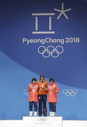 PyeongChang 2018 - Eisschnelllauf, Damen, 1000m, Siegerehrung (180215) -- PYEONGCHANG, Feb. 15, 2018 -- Gold medalists Jorien Ter Mors (C) of the Netherlands, silver medalists Kodaira Nao (L) of Japan and bronze medalists Takagi Miho of Japan pose for photos during medal ceremony of women s 1,000m Speed skating Eisschnelllauf event at PyeongChang 2018 Winter Olympic Games Olympische Spiele Olympia OS at Medal Plaza, PyeongChang, South Korea, Feb. 15, 2018. ) (SP)OLY-SOUTH KOREA-PYEONGCHANG-SPEED SKATING-WOMEN S 1000M WuxZhuang