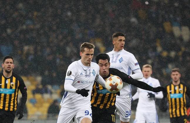 February 22, 2018 - Kiev, Ukraine - Dynamo Kiev s Tomasz Kedziora, left, and AEK Athens Sergio Araujo, right, in the fight for the ball during the Europa League, round of 32, soccer match between Dynamo Kiev and AEK Athens at the Olympic Stadium in Kiev. Ukraine, Thursday, February 22, 2018 Dynamo Kyiv v AEK - UEFA Europa League - ZUMAn230 20180222_zaa_n230_749 Copyright: xDanilxShamkinx