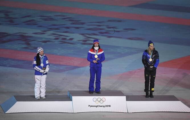 PyeongChang 2018, Langlauf Damen, Massenstart 30km, Siegerehrung (180225) -- PYEONGCHANG, Feb. 25, 2018 -- Gold medalist Norway s Marit Bjoergen (C), silver medalist Finland s Krista Parmakoski (L) and bronze medalist Sweden s Stina Nilsson pose for photos during medal ceremony for ladies 30km mass start classic of cross-country skiing at the closing ceremony for the 2018 PyeongChang Winter Olympic Games Olympische Spiele Olympia OS at PyeongChang Olympic Stadium, PyeongChang, South Korea, Feb. 25, 2018. ) (SP)OLY-SOUTH KOREA-PYEONGCHANG-CLOSING CEREMONY WangxSong