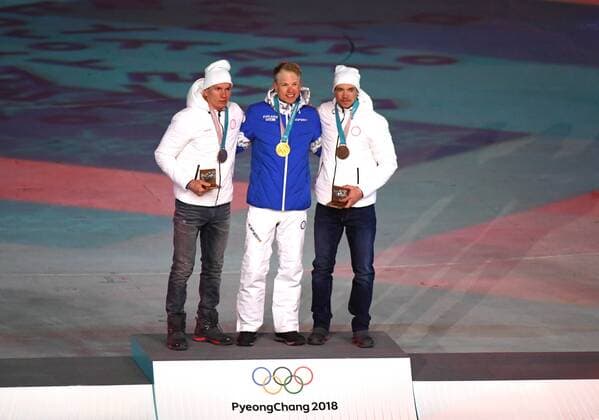 PyeongChang 2018, Langlauf Damen, Massenstart 30km, Siegerehrung (180225) -- PYEONGCHANG, Feb. 25, 2018 -- Gold medalist Finland s Iivo Niskanen (C), silver medalist Olympic athlete from Russia Alexander Bolshunov (L) and bronze medalist Olympic athlete from Russia Andrey Larkov pose for photos during medal ceremony for men s 50km mass start classic of cross-country skiing at the closing ceremony for the 2018 PyeongChang Winter Olympic Games Olympische Spiele Olympia OS at PyeongChang Olympic Stadium, PyeongChang, South Korea, Feb. 25, 2018. ) (SP)OLY-SOUTH KOREA-PYEONGCHANG-CLOSING CEREMONY WangxSong