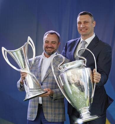 Fußball, CL, Pokale erreichen den Finalort Kiew April 21, 2018 - Kiev, Ukraine - ANDRIY PAVLENKO (L), president of the Football Federation of Ukraine, and VITALI KLITSCHKO (R), mayor of Kiev, pose with the trophies during a handover ceremony in downtown Kiev, Ukraine, on 21 April 2018. Kiev will host the UEFA Champions League Final matches on 24 and 26 May 2018. UKRAINE UEFA CHAMPIONS LEAGUE FINAL - ZUMAg194 20180421_zap_g194_003 Copyright: xSergxGlovnyx