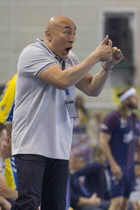 Bilder des Tages - SPORT 21.04.2018, Kielce, pilka reczna, PGE Vive Kielce - Paris Saint-Germain, Liga Mistrzow, 1 4 finalu, N z Trener Talant Dujshebaev (VIVE), fot. Tomasz Jastrzebowski Foto Olimpik ----- 21.04.2018, Kielce, handball, PGE Vive Kielce - Paris Saint-Germain, EHF Champions League quarterfinal, In the picture: Trener Talant Dujshebaev (VIVE), fot. Tomasz Jastrzebowski Foto Olimpik NEWSPIX.PL --- Newspix.pl 20180421toja5371