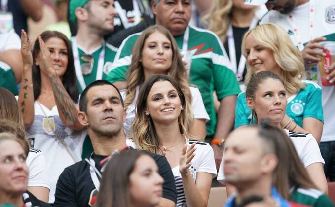 Germany - Mexico, Soccer, Moscow, June 17, 2018 Spielerfrauen Joshua KIMMICH, DFB 18 klatscht, Cathy Fischer, Ehefrau von Mats Hummels,l Christina Raphaella, Ehefrau von Matthias GINTER, DFB 4 , Annika, Freundin von Jonas HECTOR GERMANY - MEXICO FIFA World Cup WM Weltmeisterschaft Fussball 2018 RUSSIA, Group F, Season 2018 2019, June 17, 2018 L u z h n i k i Stadium in Moscow, Russia. Photo: MAGICS Peter Schatz