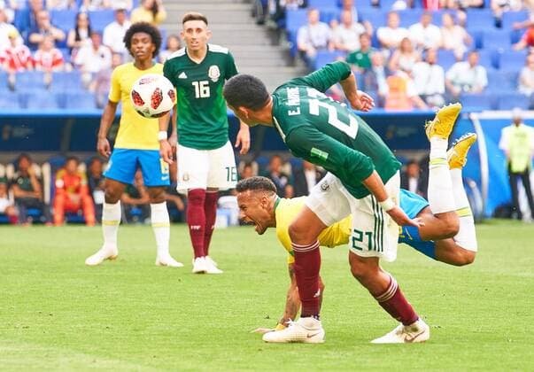 Brasil - Mexico, Soccer, Samara, July 02, 2018 NEYMAR, Bra 10 compete for the ball, tackling, duel, header against Edson ALVAREZ, Mex 21 BRASIL - MEXICO FIFA World Cup WM Weltmeisterschaft Fussball 2018 RUSSIA, Best of 16, Season 2018 2019, July 02, 2018 Stadium in Samara, Russia. Photo: MAGICS Peter Schatz
