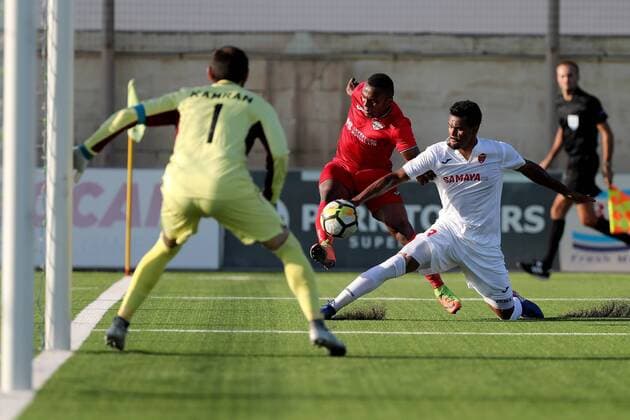 Fußball, EL Qualifikation, Balzan FC - FK Keshla 12 07 2018 - Centenary Stadium, Ta Qali, Malta UEFA Europa League 2018 2019 First Qualifying Round, First Leg Balzan FC striker Lecao (C) gets in his cross during the UEFA Europa League, First Qualifying Round, first leg match between Balzan FC of Malta and Kesla FK from Azerbaijan at the Centenary Stadium, Ta Qali, Malta on 12 July, 2018. Balzan FC won the first leg 4-1. Balzan FC v Kesla FK - UEFA Europa League 2018 19 UEL_18_19