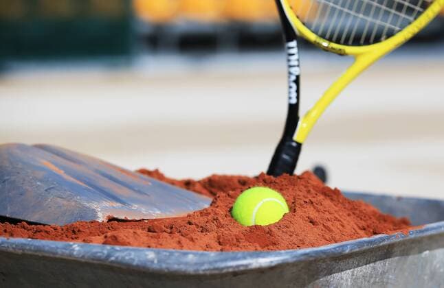 TENNIS - ITF, Davis Cup, AUT vs AUS GRAZ,AUSTRIA,27.AUG.18 - TENNIS - ITF, Davis Cup, Austria vs Australia, preview, OETV press conference PK Pressekonferenz Image shows a feature with a shovel, a ball, a tennis racket and sand. GEPAxpictures xMarioxBuehner