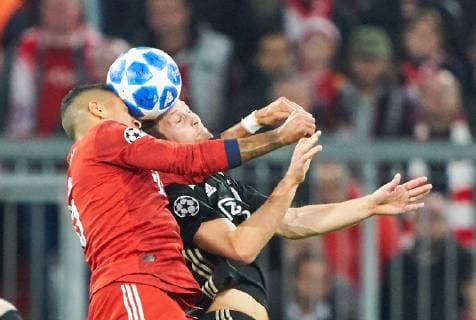 FC Bayern Soccer, Munich, October 02, 2018 Thiago ALCANTARA, FCB 6 compete for the ball, tackling, duel, header against Daley BLIND, Amsterdam Nr. 17 FC BAYERN MUNICH - AJAX AMSTERDAM UEFA Football Champions League , Munich, October 02, 2018, Season 2018 2019, group stage Photographer: Peter Schatz MAGICS