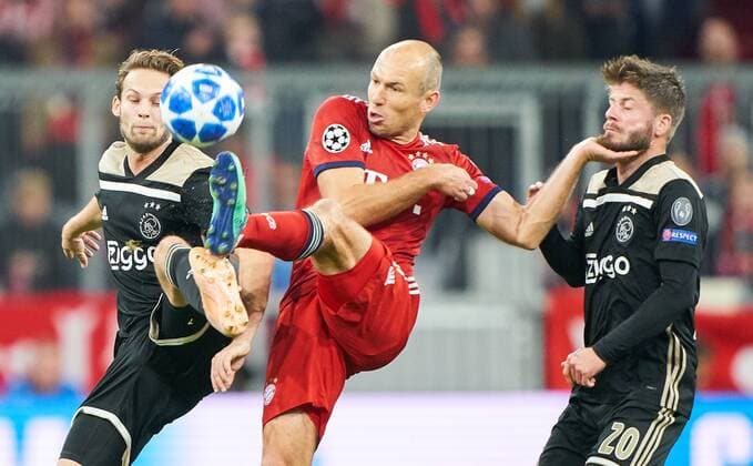Sport Bilder des Tages FC Bayern Soccer, Munich, October 02, 2018 Arjen ROBBEN, FCB 10 compete for the ball, tackling, duel, header against Daley BLIND, Amsterdam Nr. 17 Lasse SCHÖNE, Amsterdam Nr. 20 FC BAYERN MUNICH - AJAX AMSTERDAM UEFA Football Champions League , Munich, October 02, 2018, Season 2018 2019, group stage Photographer: Peter Schatz MAGICS