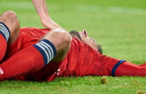 FC Bayern Soccer, Munich, October 02, 2018 Mats HUMMELS, FCB 5 injury, pain, tape, ice, hurts, injured, Strain, Bandage, Taping, Wound, Compression, FC BAYERN MUNICH - AJAX AMSTERDAM UEFA Football Champions League , Munich, October 02, 2018, Season 2018 2019, group stage Photographer: Peter Schatz MAGICS