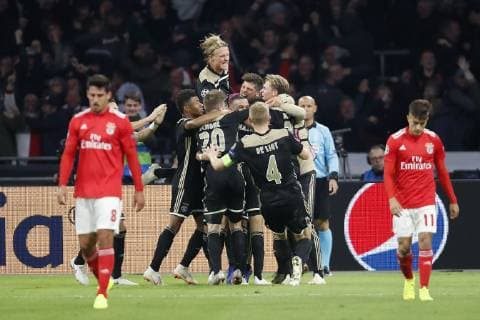 Sport Bilder des Tages (L-R) Gabriel of SL Benfica, David Neres of Ajax, Kasper Dolberg of Ajax, Lasse Schone of Ajax, Hakim Ziyech of Ajax, Noussair Mazraoui of Ajax, Klaas Jan Huntelaar of Ajax, Matthijs de Ligt of Ajax, Frenkie de Jong of Ajax, Maximilian Wober of Ajax, Franco Cervi of SL Benfica during the UEFA Champions League group E match between Ajax Amsterdam and SL Benfica at the Johan Cruijff Arena on October 23, 2018 in Amsterdam, The Netherlands UEFA Champions League 2018 2019 xVIxVIxImagesx xMauricexvanxSteenxIVx 12542584