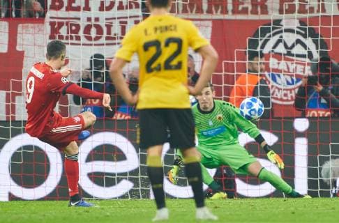 Sport Bilder des Tages FC Bayern Soccer, Munich, November 07, 2018 Robert LEWANDOWSKI, FCB 9 shoot goal for 1-0 Penalty shoot-out, 11m, penalty kick, action, single shot, shot on goal, FC BAYERN MUNICH - AEK ATHENS FC UEFA Football Champions League , Munich, November 07, 2018, Season 2018 2019, group stage, group E, FCB, Photographer: Peter Schatz MAGICS