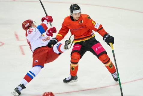 DEB-RUS, Krefeld, November 08, 2018 Simon SEZEMSKY, DEB 53 compete for the puck, tackling, duel, fight against Aleksei KRUCHININ, RUS 98 GERMANY - RUSSIA Ice hockey Eishockey GERMANY CUP , Krefeld, Germany, November 08, 2018, Season 2018 2019, Photographer: Peter Schatz MAGICS