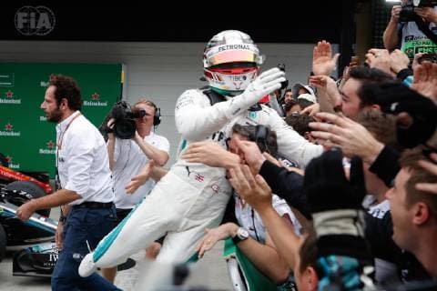 Formel 1, GP von Brasilien, Lewis Hamilton reißt Werbebande ein November 11, 2018 - Sao Paulo, Sao Paulo, Brazil - Sao Paulo, Sao Paulo, Brazil - Nov, 2018 - The english LEWIS HAMILTON Mercedes driver wins the Brazilian Grand Prix of Formula 1 at the Interlagos racetrack. Sao Paulo, Brazil, November 11, 2018. Lewis Hamilton wins Formula 1 Brazilian Grand Prix - ZUMAc168 20181111_zap_c168_016 Copyright: xMarceloxChellox