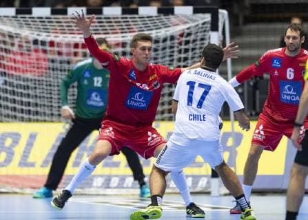 Handball WM, Österreich - Chile DK: 20190112, Herning, Danmark: 2019 IHF Verdensmesterskabet i handbold i Tyskland Danmark i Jyske Bank Boxen, Herning: ¯strig-Chile. Mykola Bilyk (53), Austria, Rodrigo Salinas (17), Chile Foto: Lars M¿ller UK: 20190112, Herning, Denmark: 2019 IHF Handball World Championship WM Weltmeisterschaft in Germany and Denmark. Jyske Bank Boxen, Herning. Austria-Chile. Mykola Bilyk (53), Austria, Rodrigo Salinas (17), Chile