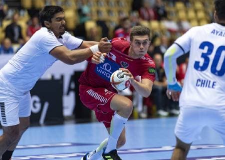 Handball WM, Österreich - Chile DK: 20190112, Herning, Danmark: 2019 IHF Verdensmesterskabet i handbold i Tyskland Danmark i Jyske Bank Boxen, Herning: ¯strig-Chile. JavierFrelijj (9), Chile, Mykola Bilyk (53), Austria Foto: Lars M¿ller UK: 20190112, Herning, Denmark: 2019 IHF Handball World Championship WM Weltmeisterschaft in Germany and Denmark. Jyske Bank Boxen, Herning. Austria-Chile. JavierFrelijj (9), Chile, Mykola Bilyk (53), Austria