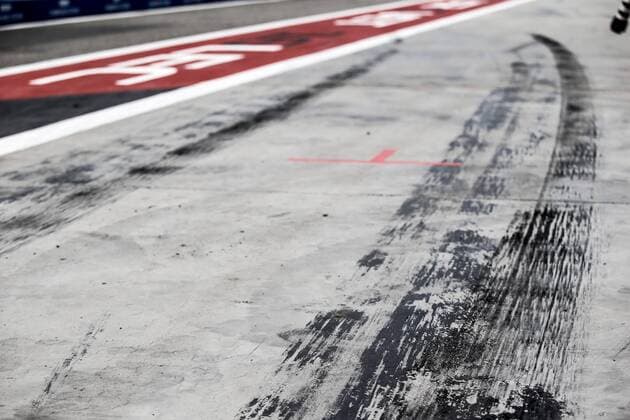 Motorsports: FIA Formula One World Championship WM Weltmeisterschaft 2019, Grand Prix of Bahrain, track, Rennstrecke, tyres marks, skidmarks, Fahrbahn, Bremsspur, Bremsspuren, Strecke, Gummi, Spur, Reifenspuren, Reifenspur, Streifen, Asphalt, Abrieb, Gummi, marks Sakhir Bahrain