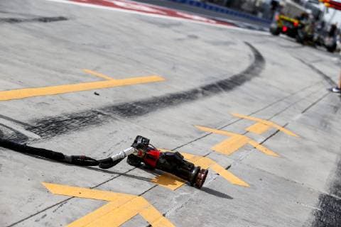 Motorsports: FIA Formula One World Championship WM Weltmeisterschaft 2019, Grand Prix of Bahrain, Pit stop tools, track, Rennstrecke, tyres marks, skidmarks, Fahrbahn, Bremsspur, Bremsspuren, Strecke, Gummi, Spur, Reifenspuren, Reifenspur, Streifen, Asphalt, Abrieb, Gummi, marks Sakhir Bahrain