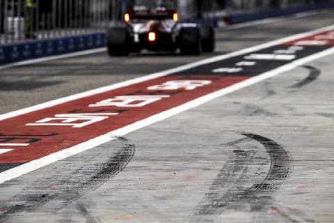 Motorsports: FIA Formula One World Championship WM Weltmeisterschaft 2019, Grand Prix of Bahrain, track, Rennstrecke, tyres marks, skidmarks, Fahrbahn, Bremsspur, Bremsspuren, Strecke, Gummi, Spur, Reifenspuren, Reifenspur, Streifen, Asphalt, Abrieb, Gummi, marks Sakhir Bahrain