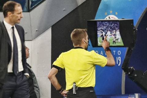 TORINO, Football,16-04-2019, Allianz Stadium . Champions League quarter finals second leg Juventus - Ajax. referee Clement Turpin during referee Clement Turpin checking on field review monitor recommended by var during the game Juventus - Ajax (1-2). Juventus - Ajax x3202347x