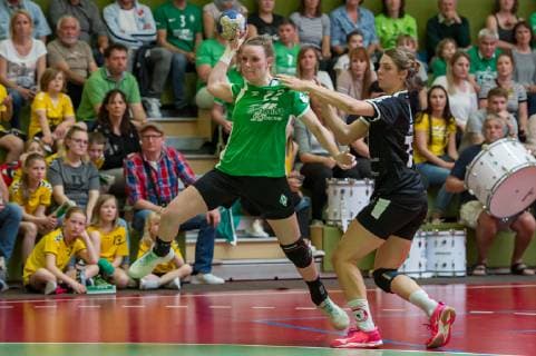 v li Jennifer Börsen SV Werder Bremen, 22 and Carmen Moser Kurpfalz Bären, 77 in duel, duel, game scene, action, action, 18 05 2019, Bremen, handball, 2 Bundesliga women, SV Werder Bremen Kurpfalz Bären xobx