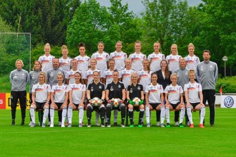 Team photo of the DFB women above from Leonie Maier, Linda Dallmann, Lina Magull, Dzsenifer Marozsan, Lena Oberdorf, Marina Hegering, Giulia Gwinn, Turid Knaak, Svenja Huth Mitte v l n r Trainer Martina Voss Tecklenburg, Co-Trainer Britta Carlson, Co-Trainer Patrick Grolimund, Alexandra Popp, Carolin Simon, Melanie Leupolz, Lea Schüller, Klara Bühl, Team Manager Maike Seuren, Co coach Thomas Nörenberg, goalkeeper coach Michael Fuchs in front from left to right Verena Schweers, Lena Goeßling, Sarah Däbritz, Laura Benkarth, Almuth Schult, Merle Frohms, Sara Doorsoun, Kathrin Hendrich, Johanna Elsig Grassau, Germany, 27 05 2019, 27 05 2019, Grassau, Football, DFB Womens Photo Session, DFB DFL REGULATIONS PROHIBIT ANY USE OF PHOTOGRAPHS AS IMAGE SEQUENCES AND OR QUASI VIDEO xklx
