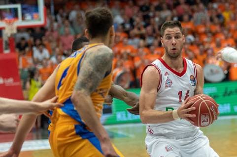 GER, easycredit bbl, PlayOff 02 HF, RASTA Vechta vs. FC Bayern Muenchen 04 06 2019, RASTA Dome 2 0, VECHTA, GER, easycredit bbl, PlayOff 02 HF, RASTA Vechta vs. FC Bayern Muenchen, in picture Stefan Jovic Bayern Muenchen BBL 16 Josh Young USA Rasta Vechta 08 Michael Kessens Rasta Vechta 06 nordphotoxKokenge nph00001