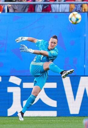 Almuth SCHULT, DFB 1 drives, controls the ball, action, full-size, Single action, einzelaktion, with ball, full body, whole figure, cutout, single shots, ball treatment, pick-up, header, cut out, Freisteller einzelaktion, GERMANY - SPAIN 1-0 Women FIFA World Cup, WM, Weltmeisterschaft, Fussball France Season 2018 2019, June 12, 2019 in Valenciennes, France. Photographer: Peter Schatz