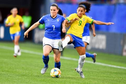 duel, match scene, duel, duel, tackle, tackling, dynamics, action, Alia Guagni Italy 7 with Debinha Brazil 9 , 18 06 2019, Valenciennes France , football, FIFA Womens World Cup 2019, Italy Brazil, FIFA REGULATIONS PROHIBIT ANY USE OF PHOTOGRAPHS AS IMAGE SEQUENCES AND OR QUASI VIDEO xmkx