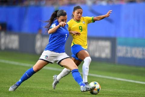 duel, match scene, duel, duel, tackle, tackling, dynamics, action, Alia Guagni Italy 7 with Debinha Brazil 9 , 18 06 2019, Valenciennes France , football, FIFA Womens World Cup 2019, Italy Brazil, FIFA REGULATIONS PROHIBIT ANY USE OF PHOTOGRAPHS AS IMAGE SEQUENCES AND OR QUASI VIDEO xmkx