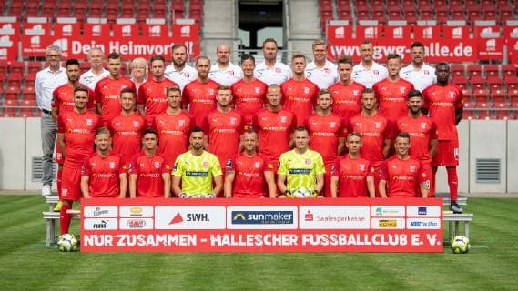 HFC Hallescher Fussballclub e V 3 Liga, portrait date 2019 2020, team photo, hi series v li Ralf Heskamp sports director , Dr Thomas Bartels team doctor, Dagmar Schulze technical assistant , Walter Moissejenko physiotherapist , Steve Rohr physiotherapist , Mario Nickeleit team leader , Marian Unger goalkeeper coach , Michael Hiemisch co coach , Torsten Ziegner head coach 2 row from left Davud Tuma 11 , Erik Henschel 17 , Niklas Kastenhofer 3 , Björn Jopek 25 , Dennis Mast 16 , Nick Galle 27 , Florian Hansch 20 , Jannes Vollert 5 , Ishmael Schubert Abubakari 14 3 Reihe v li Jonas Nietfeld 33 , Fynn Arkenberg 19 , Tobias Schilk 2 , Mathias Fetsch 10 , Sebastian Mai 26 , Jan Washausen 21 , Pascal Sohm 09 , Antonios Papadopoulos 8 vo Reihe v li Bentley Baxter Bahn 7 , Niklas Landgraf 31 , Kai Eisele 1 , Toni Lindenhahn 6 , Tom Müller 32 , Julian Guttau 24 , Patrick Göbel 44 Halle Saale Sachsen Anhalt Germany