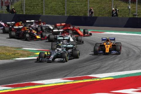 Motorsports: FIA Formula One World Championship, WM, Weltmeisterschaft 2019, Grand Prix of Austria, Start, 77 Valtteri Bottas (FIN, Mercedes AMG Petronas Motorsport), 44 Lewis Hamilton (GBR, Mercedes AMG Petronas Motorsport), 4 Lando Norris (GBR, McLaren F1 Team), Spielberg Austria