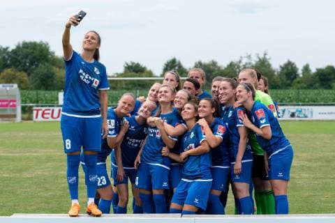 Marina Georgieva 18 photographs herself and her fellow players with a smartphone, mobile phone, selfie, souvenir photo, team photo, self-portrait, squad, team photo, players from SC Sand, 06 07 2019, Willstätt Sand Germany, football, Flyeralarm Frauen Bundesliga, photo opportunity SC Sand, DFB DFL REGULATIONS PROHIBIT ANY USE OF PHOTOGRAPHS AS IMAGE SEQUENCES AND OR QUASI VIDEO xozx