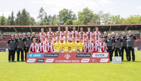 FC Würzburger Kickers, 3 league, portrait date 2019 2020, team photo, back row from left Patrick Sontheimer, Niklas Zulciak, Dominic Baumann, Luke Hemmerich, Dave Gnaase, Albion Vrenezi, Leonard Langhans, Dominik Meisel middle row from left Rosi Orner coach, Klaus Orner coach , Philipp Eckart video analyst , Philipp Kunz athletics coach , Rainer Zietsch co coach , Robert Wulnikowski goalkeeper coach , Michael Schiele head coach , Dominik Widemann, Fabio Kaufmann, Daniel Hägele, Sebastian Schuppan, Leroy Kwadwo, Yassin Ibrahim, Frank Ronstadt, Hüseyin Cakmak, Norbert Mahler Team Manager , Agnieszka Tobiasz Kolodziej Physiotherapist , Dr Martin Jansen Team Doctor , Max Pechtl Physiotherapist , Dr Josef Zimmermann Team Doctor , David Braunreuther Physiotherapist Front row from left Kevin Frisorger, Maximilian Breunig, Luca Pfeiffer, Vincent Müller, Leon Bätge, Eric Verstappen, Nico Stephan, Hendrik Hansen, Johannes Kraus, Patrick Breitkreuz Dr Dirk Böhm Team doctor missing Copyright: HMBxMedia xHeikoxBecker