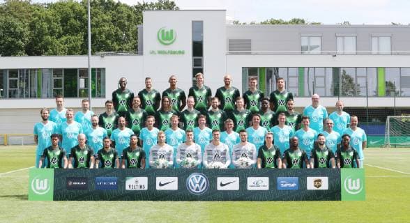 VfL team photo VfL Wolfsburg 1 BL, Porträttermin 2019 2020, team photo, 1 row above v left Josuha Guilavogui VfL Wolfsburg , Daniel Ginczek VfL Wolfsburg , Felix Ohis Uduokhai VfL Wolfsburg , Wout Weghorst VfL Wolfsburg , John Anthony Brooks VfL Wolfsburg , Robin Knoche VfL Wolfsburg , Jeffrey Bruma VfL Wolfsburg 2 Series v o v li Philipp Wegner VfL Wolfsburg Team Manager , Tim Cezanne VfL Wolfsburg Video Analyst , Josip Brekalo VfL Wolfsburg , Ignacio Camacho VfL Wolfsburg , Kevin Mbabu VfL Wolfsburg , Maximilian Arnold VfL Wolfsburg , Admir Mehmedi VfL Wolfsburg , Elvis Rexhbecaj VfL Wolfsburg , Paul Georges Ntep VfL Wolfsburg , Yunus Malli VfL Wolfsburg , Heribert Rüttger VfL Wolfsburg Zeugwart , Nils Scholz VfL Wolfsburg Zeugwart 3 row v o v li Patrick Kasprowski VfL Wolfsburg Physiotherapist , Manfred Kross VfL Wolfsburg Physiotherapist , Steffen Mantai VfL Wolfsburg Physiotherapist , Sascha Weiß VfL Wolfsburg Senior Physiotherapist and Osteopath , Dr Gunter Wilhelm VfL Wolfsburg Team Doctor , Thomas Sageder VfL Wolfsburg Assistant Coach , Oliver Glasner VfL Wolfsburg Head Coach , Michael Angerschmid VfL Wolfsburg Assistant Coach , Michael Berktold VfL Wolfsburg Assistant Coach , Pascal Formann VfL Wolfsburg Goalkeeping Coach , Christoph Tebel VfL Wolfsburg Reha and Athletics Coach , Michele Putaro VfL Wolfsburg Rehatrainer , Alexander Steinbrenner VfL Wolfsburg Chiropractor 4 row v o v li Paulo Otavio, VfL Wolfsburg , Xaver Schlager VfL Wolfsburg , William VfL Wolfsburg , Joao Victor Sa VfL Wolfsburg , Niklas Klinger VfL Wolfsburg Goalkeeper , Pavao Pervan VfL Wolfsburg Torwart , Koen Casteels VfL Wolfsburg Torwart , Phillip Menzel VfL Wolfsburg Torwart , Felix Klaus VfL Wolfsburg , Jerome Roussillon VfL Wolfsburg , Renato Steffen VfL Wolfsburg , John Yeboah VfL Wolfsburg Wolfsburg