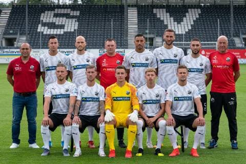 SV Sandhausen 2 Bundesliga, Portrait date 2019 2020, Team photo, The sports director and the coaches with the newcomers, Newcomers, behind v li Mikayil Kabaca sports director , Mario Engels 8 , Gerrit Nauber 22 , Uwe Koschinat coach , Aziz Bouhaddouz 11 , Ivan Paurevic 29 , Marlon Frey 5 , Gerhard Kleppinger co coach , front v li Robin Scheu 27 , Philip Türpitz 7 , Martin Fraisl goalkeeper, 1 , Enrique Manuel Pena Zauner 21 , Julius Biada 10 xozx