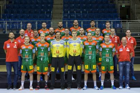 14 07 2019, xtgx, Handball Liqui Moli Bundesliga, SC Magdeburg Phototermin emspor, upper row v l Tomas Svensson goalkeeper coach, Filip Kuzmanovic, Zeljko Musa, Erik Schmidt, Piotr Chrapkowski, Christoph Steinert, 2 row v l Yves Grafenhorst co coach, Marko Bezjak, Moritz Preuss, Michael Damgaard, Christian O Sullivan, Albin Lagergren, Felix Eckert Supervisor Front row v l Bennet Wiegert Trainer , Daniel Pettersson, Matthias Musche, Jannick Green Krejberg, Tobias Thulin, Tim Hornke, Lukas Mertens, Frank Hoehne Physiotherapist GETEC Arena