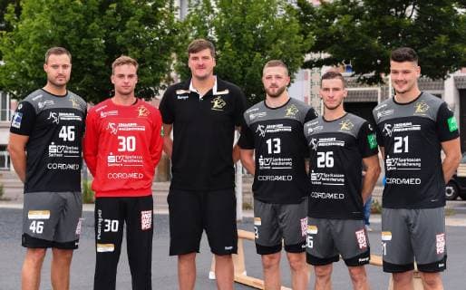 the coach with the new additions, v l Jonas Thümmler, Tom Göres, coach Rico Göde, Mindaugas Dumcius, Marek Vanco and Philip Jungemann, HC Elbflorenz Dresden against , Handball, 2 League of Men, 2 Bundesliga, season 2019 2020, Dresden, BallsportARENA Dresden,