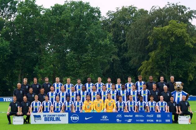 Football DFL 1 Bundesliga Berlin 19 07 2019 Hertha BSC Porträttermin 2019 2020 Team photo back row from left to right Dominik Wohlert Videoanalyst , Henrik Kuchno Athletiktrainer , Hendrik Vieth Athletiktrainer , Alexander Esswein, Per Skjelbred, Matthew Leckie, Salomon Kalou, Ondrej Duda, Marvin Plattenhardt, Peter Pekarik, Lukas Klünter, Sidney Friede, Frederik Syna Physiotherapist , Michael Becker Physiotherapist , Hendrik Herzog Zeugwart Middle row from left to right Dr Ulrich Schleicher Team Doctor , Harald Gämperle Assistant Coach , Ante Covic Head Coach , Eduard Löwen, Arne Maier, Karim Rekik, Dedrick Boyata, Vedad Ibisevic, Niklas Stark, Marko Grujic, Jordan Torunarigha, Florian Baak, Davie Selke, Thomas Sennewald Osteopath , Nello di Martino Team Leader , Herthinho Front row from left to right Mirko Dickhaut Assistant Coach , Zsolt Petry goalkeeper trainer , Julian Albrecht, Palko Dardai, Pascal Köpke, Javairo Dilrosun, Vladimir Darida, Thomas Kraft, Rune Jarstein, Dennis Smarsch, Muhammed Kiprit, Maximilian Mittelstädt, Daishawn Redan, Maurice Covic, Dennis Jastzrembski, David de Mel physiotherapist , Robert Abramczyk Zeugwart