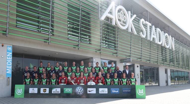 The Team of the VfL Wolfsburg Upper Row v l Felicitas Rauch vfL Wolfsburg , Joelle Wedemeyer VfL Wolfsburg , Babett Peter VfL Wolfsburg , Zsanett Jakabfi VfL Wolfsburg , Ingrid Syrstad Engen VfL Wolfsburg , Fridolina Rolfoe vfL Wolfsburg , Dominique Bloodworth vfL Wolfsburg , Sara Doorsoun VfL Wolfsburg , Lena Goessling VfL Wolfsburg , Anna Lena Stolze VfL Wolfsburg Middle row, v l Klaus Voss, supervisor, Joerg Schmidt, supervisor and arsenal warden, Fee Maresa Mueller, Physio, Omar Rueppel, leading physio, Dr Christian Schroeter, team doctor, Sara Bjoerk Gunnarsdottir VfL Wolfsburg , Alexandra Popp VfL Wolfsburg , Pernille Harder VfL Wolfsburg , Donna Newberry , Analyst, Theresa Merk, Co Trainer, Ariane Hingst, Co Trainer, Head Coach Stephan Lerch VfL Wolfsburg , Ralf Kellermann, Sports Director Lower Row, v l Pia Sophie Wolter VfL Wolfsburg , Claudia Neto VfL Wolfsburg , Svenja Huth VfL Wolfsburg , Lara Dickenmann VfL Wolfsburg , Friederike Abt VfL Wolfsburg , Jana Burmeister VfL Wolfsburg , Almuth Schult VfL Wolfsburg , Melina Loeck VfL Wolfsburg , Hedvig Lindahl VfL Wolfsburg , Anna Blaesse VfL Wolfsburg , Ewa Pajor VfL Wolfsburg , Noelle Maritz VfL Wolfsburg , Kristine Minde VfL Wolfsburg