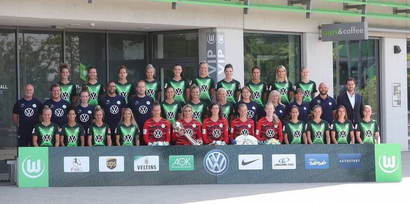 The Team of the VfL Wolfsburg Upper Row v l Felicitas Rauch vfL Wolfsburg , Joelle Wedemeyer VfL Wolfsburg , Babett Peter VfL Wolfsburg , Zsanett Jakabfi VfL Wolfsburg , Ingrid Syrstad Engen VfL Wolfsburg , Fridolina Rolfoe vfL Wolfsburg , Dominique Bloodworth vfL Wolfsburg , Sara Doorsoun VfL Wolfsburg , Lena Goessling VfL Wolfsburg , Anna Lena Stolze VfL Wolfsburg Middle row, v l Klaus Voss, supervisor, Joerg Schmidt, supervisor and arsenal warden, Fee Maresa Mueller, Physio, Omar Rueppel, leading physio, Dr Christian Schroeter, team doctor, Sara Bjoerk Gunnarsdottir VfL Wolfsburg , Alexandra Popp VfL Wolfsburg , Pernille Harder VfL Wolfsburg , Donna Newberry , Analyst, Theresa Merk, Co Trainer, Ariane Hingst, Co Trainer, Head Coach Stephan Lerch VfL Wolfsburg , Ralf Kellermann, Sports Director Lower Row, v l Pia Sophie Wolter VfL Wolfsburg , Claudia Neto VfL Wolfsburg , Svenja Huth VfL Wolfsburg , Lara Dickenmann VfL Wolfsburg , Friederike Abt VfL Wolfsburg , Jana Burmeister VfL Wolfsburg , Almuth Schult VfL Wolfsburg , Melina Loeck VfL Wolfsburg , Hedvig Lindahl VfL Wolfsburg , Anna Blaesse VfL Wolfsburg , Ewa Pajor VfL Wolfsburg , Noelle Maritz VfL Wolfsburg , Kristine Minde VfL Wolfsburg