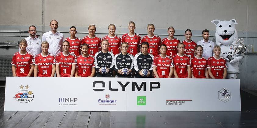 Stuttgart , Handball photo opportunity SG BBM Bietigheim , team photo , front row v l Angela Malestein, Kim Braun, Laura van der Heijden, Daphne Gautschi, Valentyna Salamakha, Dinah Eckerle, Joelle Arno, Anna Loerper, Ann Kynast, Amelie Berger, Antje Lauenroth Back row v l Head trainer Martin Albertsen, Goalkeeper trainer Axel Strienz, Fie Woller, Karolina Kudlacz Gloc, Maren Nyland Aardahl, Luisa Schulze, Kim Naidzinavicius, Maura Visser, Leonie Patorra, Athletics trainer Felix Bauer, Mascot Lotte