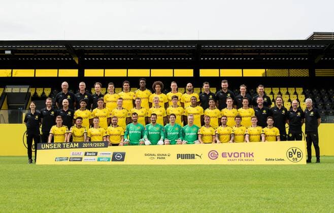 Borussia Dortmund 1 BL, portrait date 2019 2020, team photo, top row left to Frank Graefen, Olaf Wehmer, Dr Markus Braun, Julian Weigl, Mats Hummels, Dan Axel Zagadou, Axel Witsel, Marius Wolf, Omer Toprak, Mathias Kolodziej, Johannes Wieber, Florian Wangler,Andreas Beck Mittere Reihe v l Swantje Thomßen, Thorben Voeste, Thomas Zetzmann, Mahmoud Dahoud, Nico Schulz, Marco Reus, Lukasz Piszczek, Julian Brandt, Leonardo Balerdi, Manuel Akanji, Achraf Hakimi, Jacob Bruun Larsen, Thomas Delaney, Matthias Kleinsteiber, Edin Terzic, Manfred Stefes, Lucien Favre Vordere series v li Thorgan Hazard, Jason Sancho, Tobias Raschl, Marcel Schmelzer, Eric Ölschlaegel, Roman Buerki, Marwin Hitz, Luca Unbehaun, Mario Goetze, Paco Alcacer, Mateu Morey, Sergio Gomez, Raphael Guerreiro, Raphael Guerreiro Team2